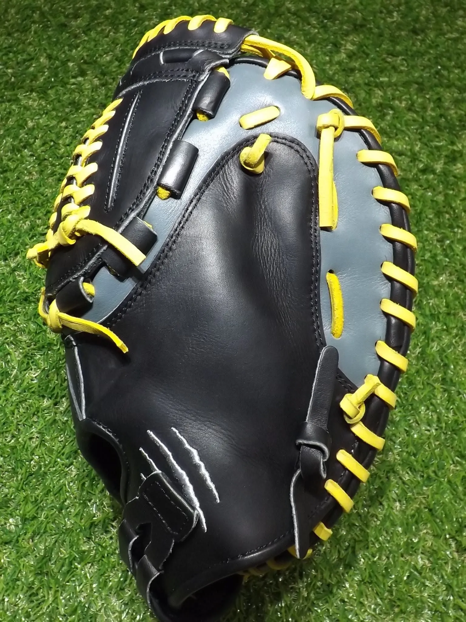 PRO GRADE 33" CATCHERS MITT, BLACK, GREY AND LEMON, TWIN LADDER, RHT