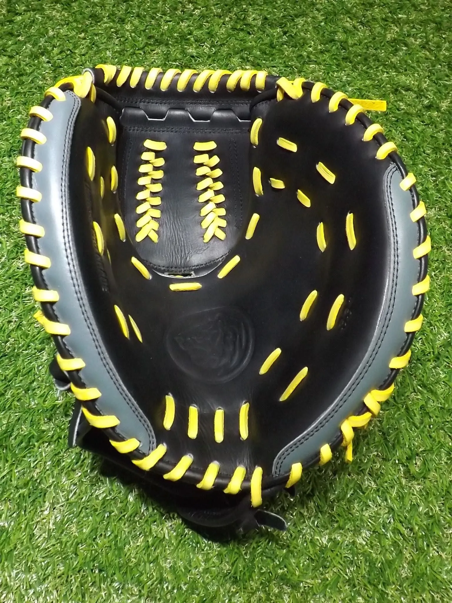 PRO GRADE 33" CATCHERS MITT, BLACK, GREY AND LEMON, TWIN LADDER, RHT